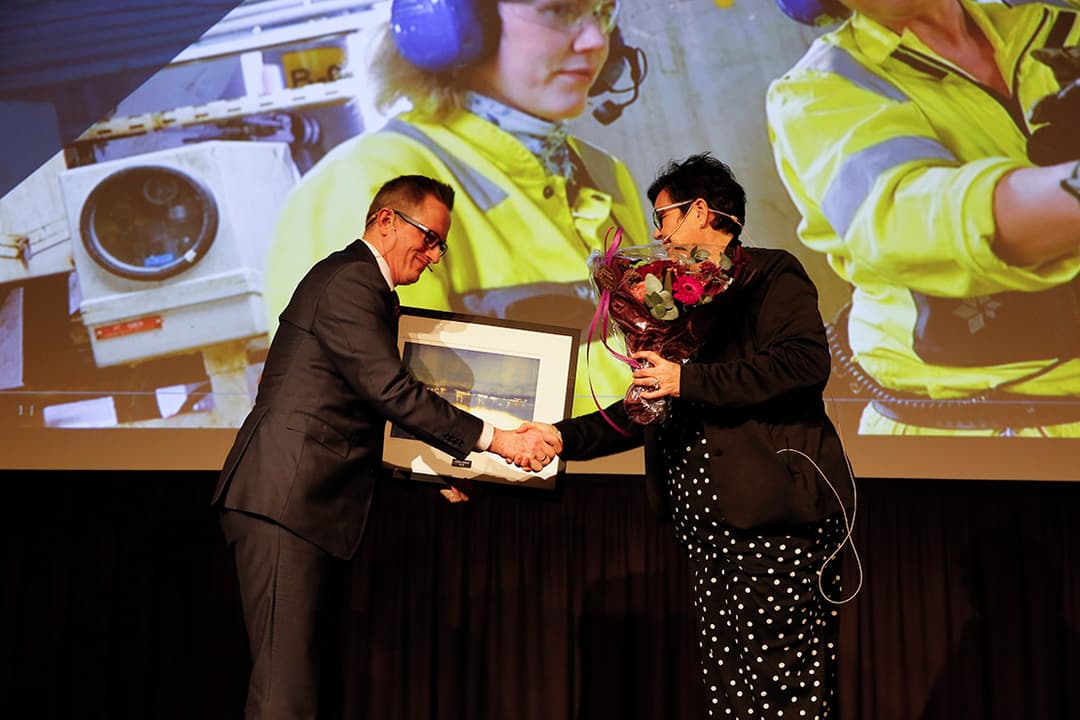 Jez Averty, leder for Drift Sør i Equinor, overrekkes Akan-prisen 2018 av statssekretær Anne Bramo ved Helse- og omsorgsdepartementet