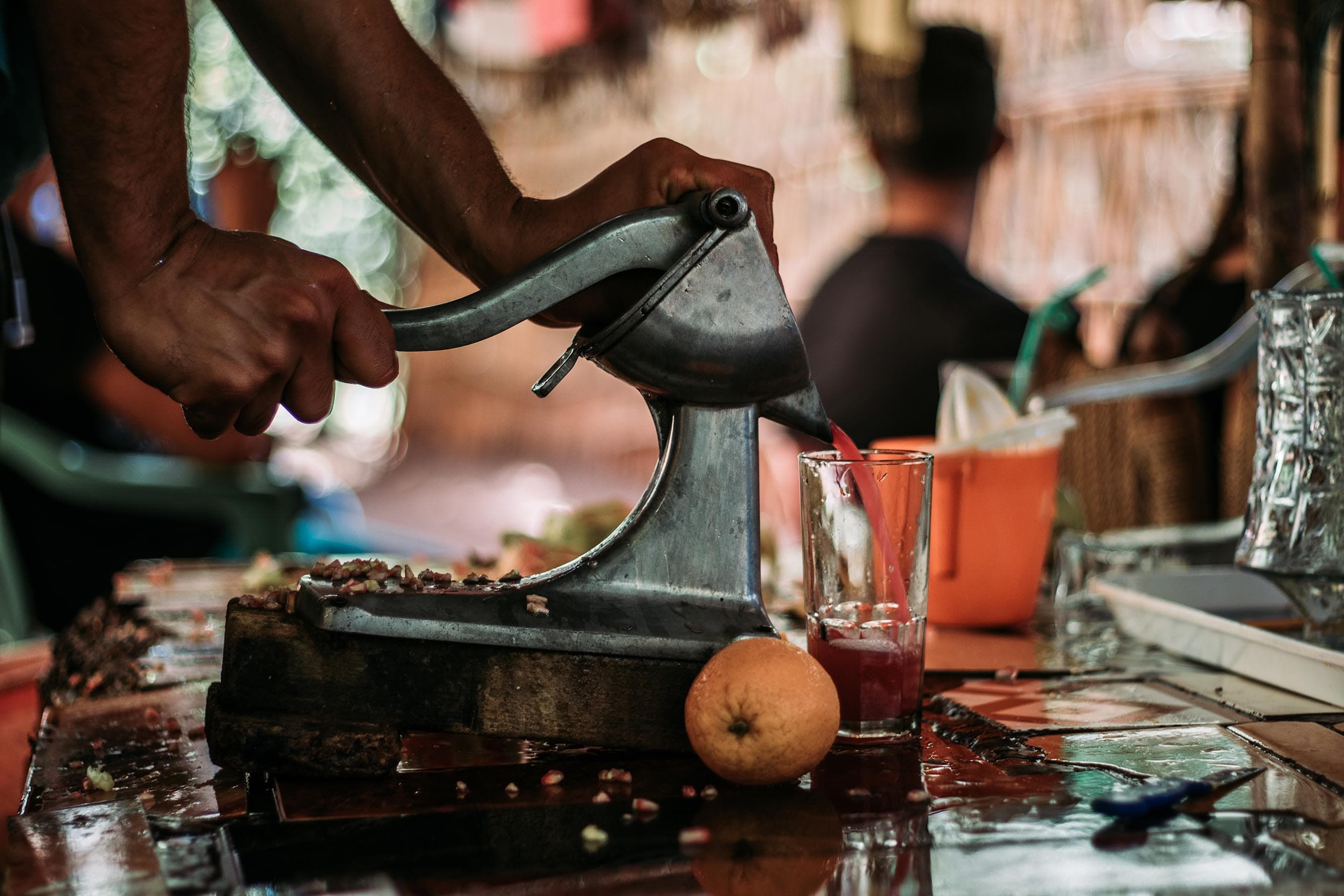 Mann som presser juice