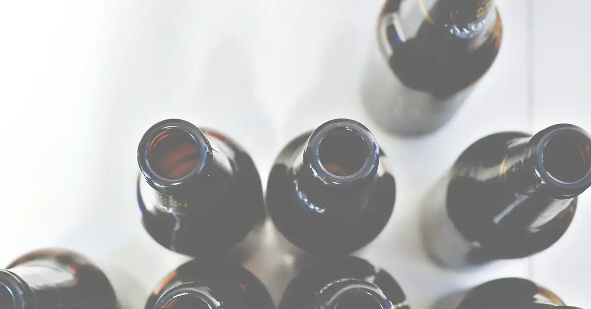 Toppen av ølflasker.