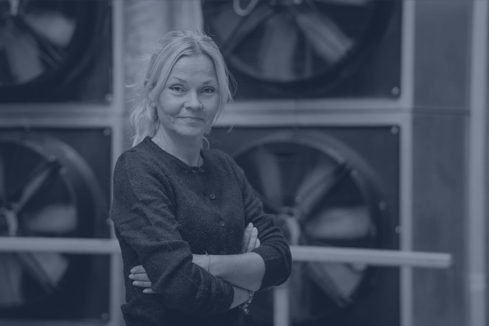 Camilla Lynne Bakkeng med blått filter over.